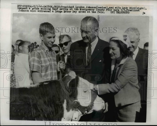 1966 Press Photo Pres and Mrs Johnson Inspect Prize Winning Beef Cattle At Fair