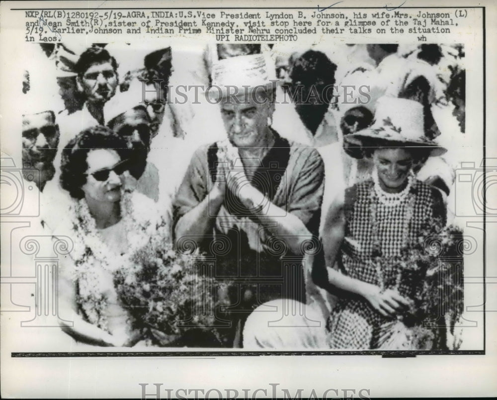 1961 Press Photo VP and Mrs L. Johnson Stop For a Glimpse of The Taj Mahal