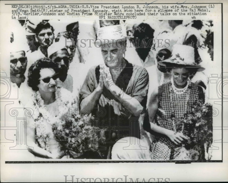 Load image into Gallery viewer, 1961 Press Photo VP and Mrs L. Johnson Stop For a Glimpse of The Taj Mahal
