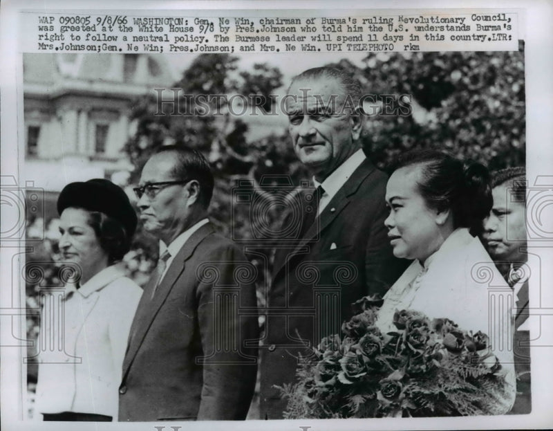 Load image into Gallery viewer, 1966 Press Photo Lyndon B. Johnson, Lady Bird w Ne Win &amp; Wife at White House
