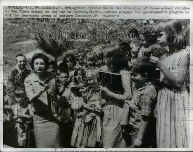 Load image into Gallery viewer, 1964 Press Photo Lady Bird Johnson at Van Cleve School, Jackson, Kentucky
