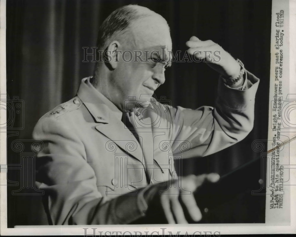 1952 Press Photo Gen Eisenhower Peers Past Flood Light To His Questioner