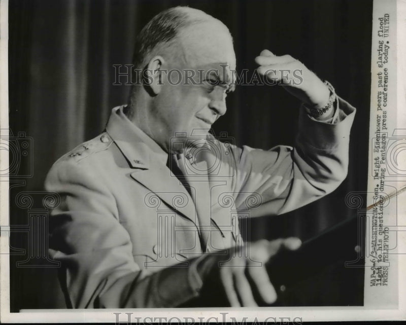 Load image into Gallery viewer, 1952 Press Photo Gen Eisenhower Peers Past Flood Light To His Questioner
