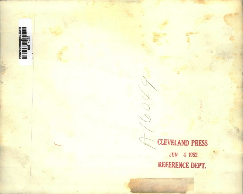 1952 Press Photo Gen Eisenhower Peers Past Flood Light To His Questioner