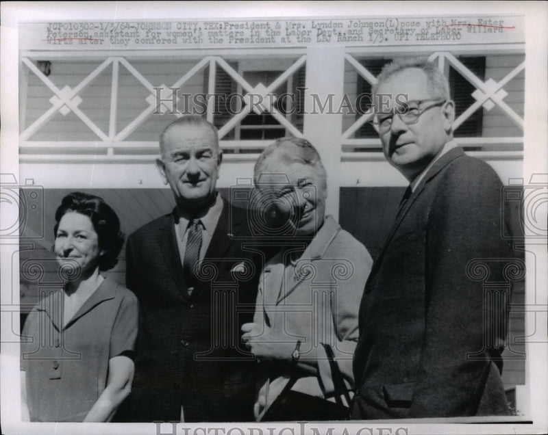 Load image into Gallery viewer, 1964 Press Photo Pres &amp; Mrs Johnson Pose With Mrs. E. Peterson and Willard Wirtz
