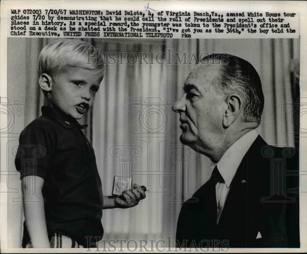 1967 Press Photo D. Belote Amazed White House Guides By Calling The Roll of Pres