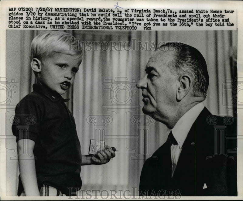 Load image into Gallery viewer, 1967 Press Photo D. Belote Amazed White House Guides By Calling The Roll of Pres
