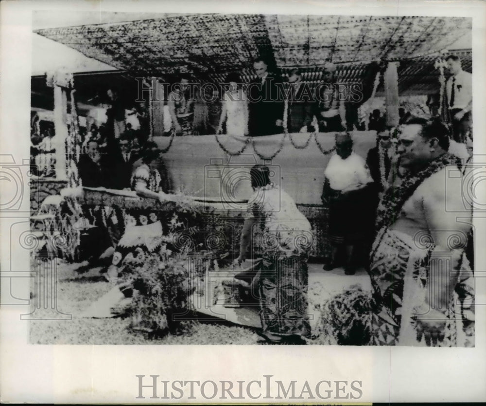 1966 Press Photo Samoans Give President & First Lady Lyndon B. Johnson Gifts
