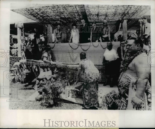 1966 Press Photo Samoans Give President & First Lady Lyndon B. Johnson Gifts