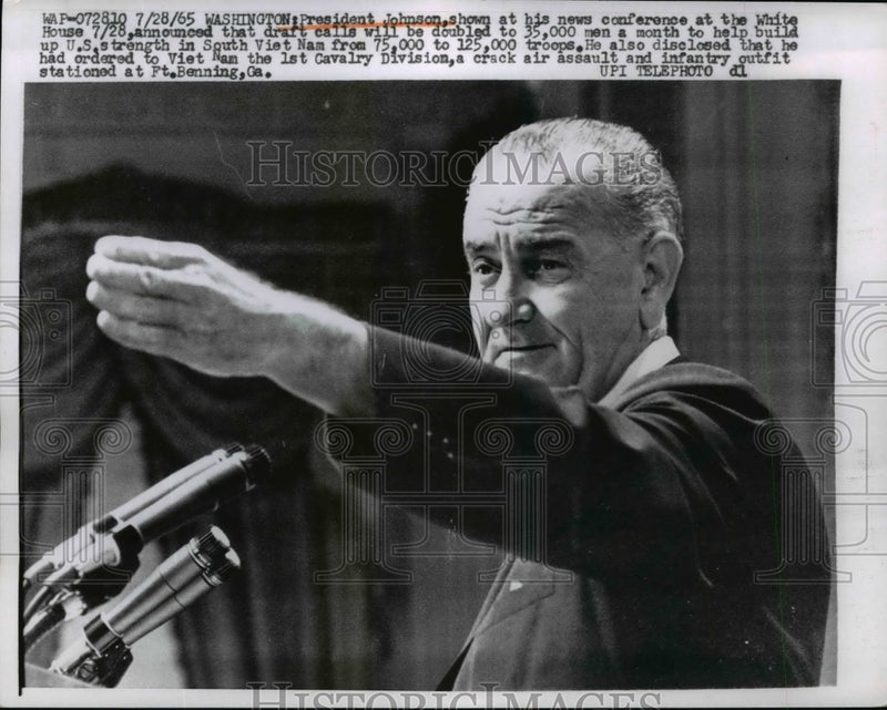 Load image into Gallery viewer, 1965 Press Photo President Lyndon B. Johnson at White House News Conference
