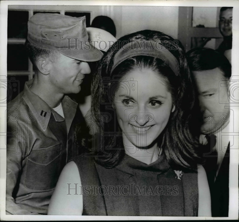 Load image into Gallery viewer, 1968 Press Photo Lynda Bird Johnson Arrives at Norton Air Force Base, California

