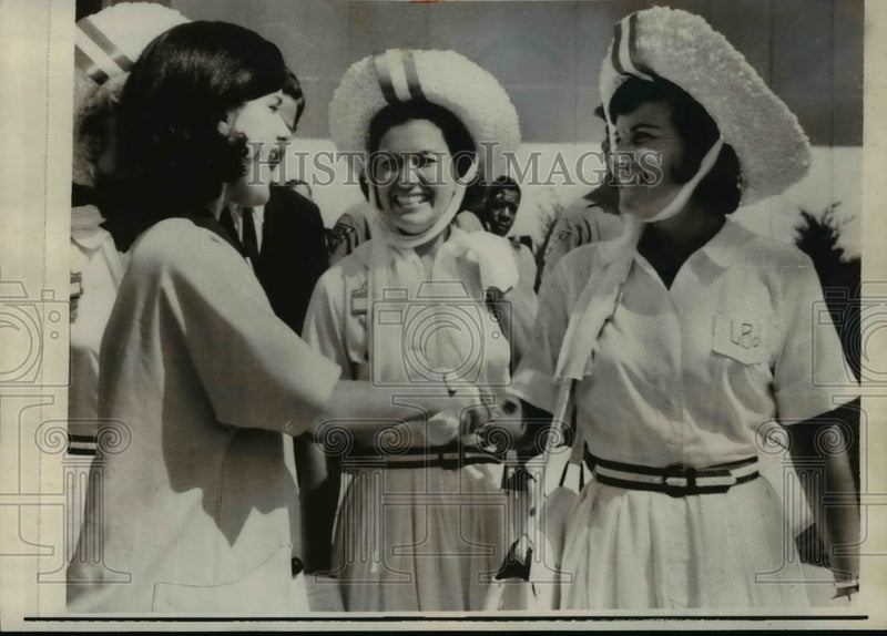 Load image into Gallery viewer, 1964 Press Photo Luci Johnson Greeted by "Jersey Johnson Girls" in Atlantic City
