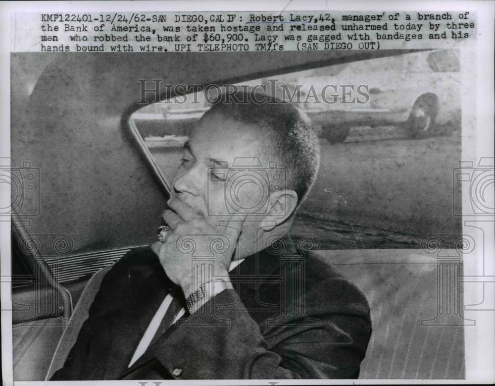1962 Press Photo Robert Lacy released unharmed from being ten hostage at bank
