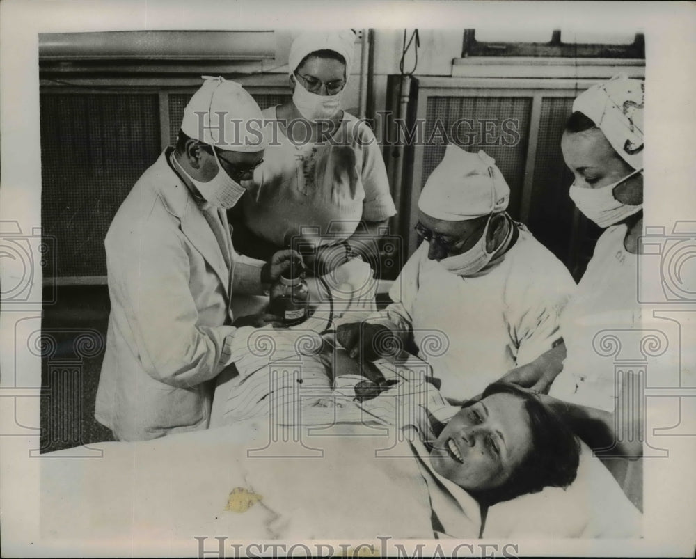 1941 Press Photo Rose McMullin Gives Blood Transfusion in Washington, DC