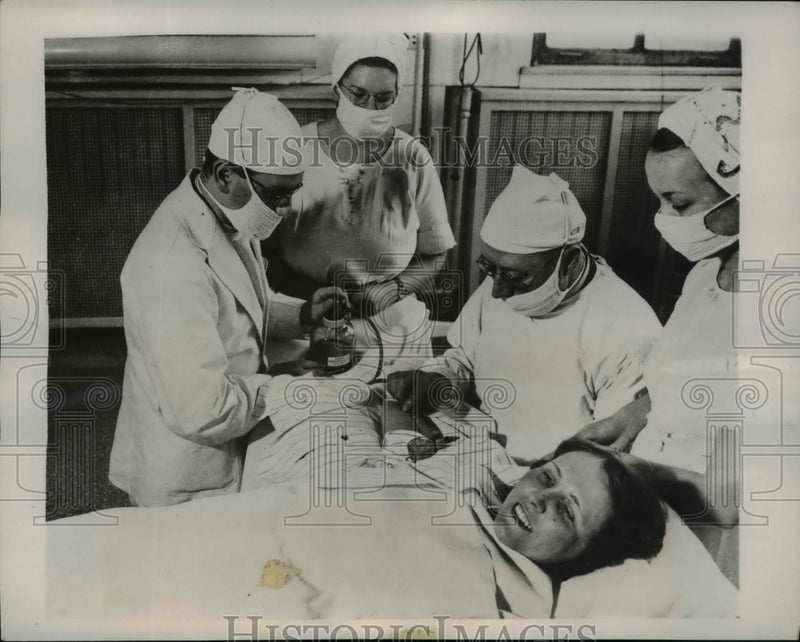Load image into Gallery viewer, 1941 Press Photo Rose McMullin Gives Blood Transfusion in Washington, DC
