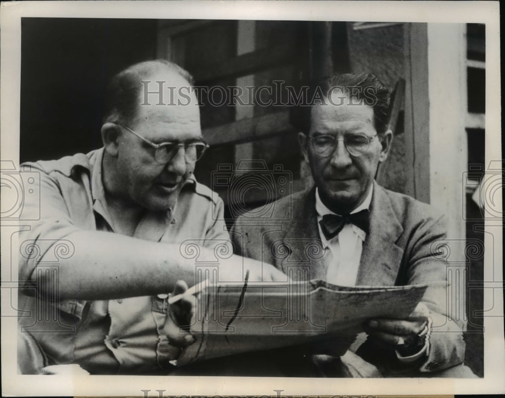 1950 Press Photo J. Muccio Briefed on Latest Front Line Developments in Korea