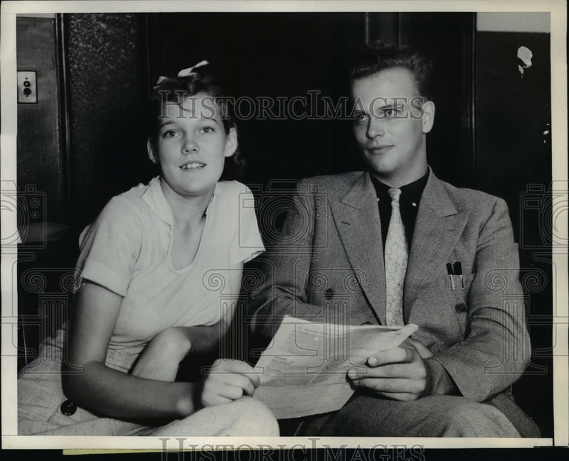 Load image into Gallery viewer, 1936 Press Photo Romance In Midwest Grocery Store Had Couple Tangled Up The Law
