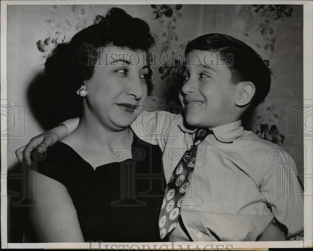 1951 Press Photo Mrs J. De Franza Charges Spouse Fed Their Son Raw Meat