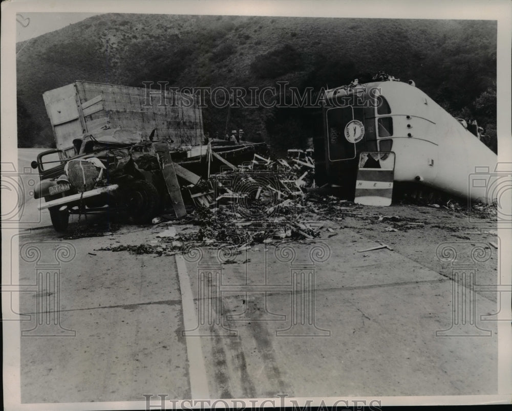 1936 Press Photo Runaway Truck Drives Into Loaded Bus Kills Three 31 Injured
