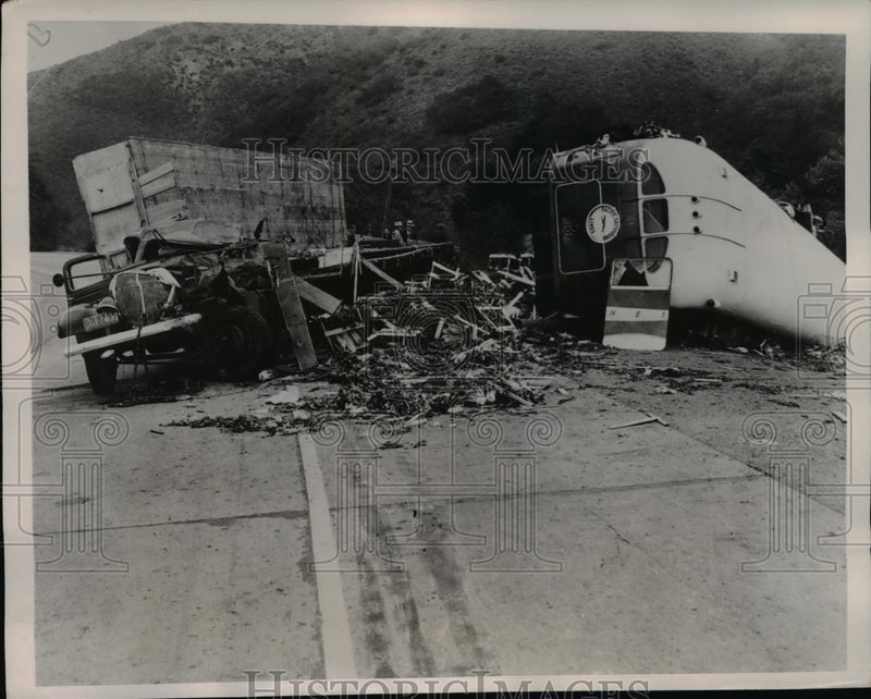 Load image into Gallery viewer, 1936 Press Photo Runaway Truck Drives Into Loaded Bus Kills Three 31 Injured
