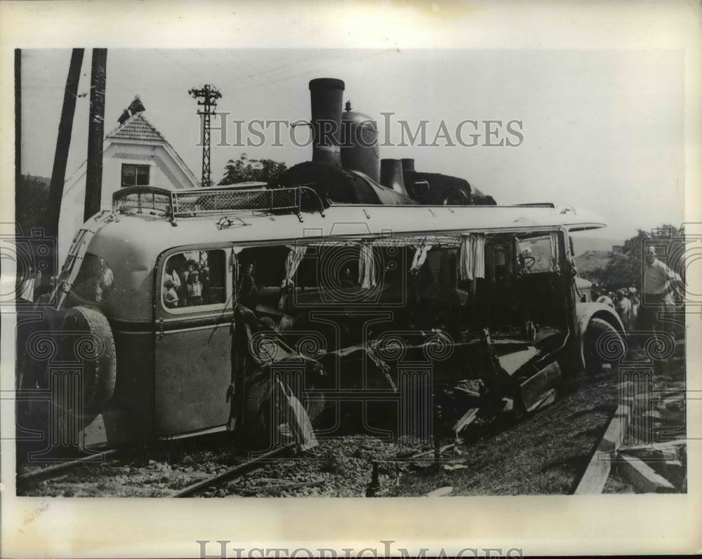 1935 Press Photo Seven Passengers of a Bus Were Killed When Vehicle Hit By Train