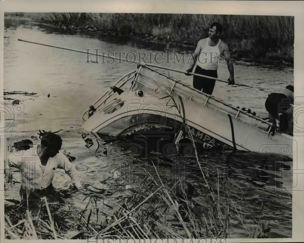 1937 Press Photo Express Bus Plunged From Tamiami Trail Into a Canal 17 Trapped