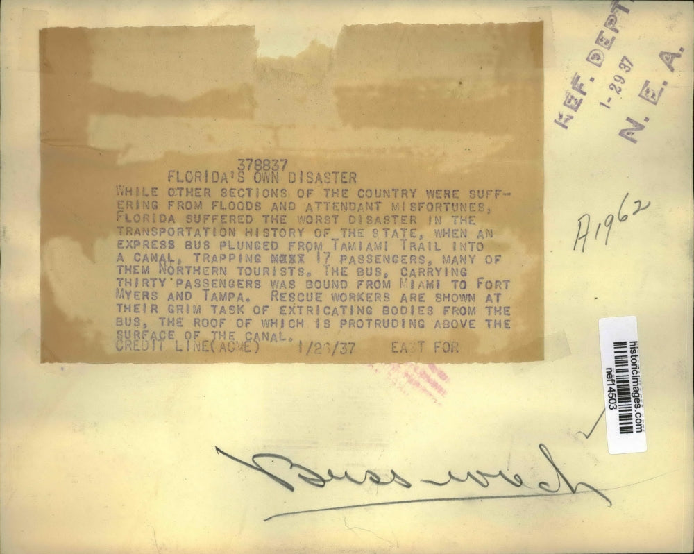 1937 Press Photo Express Bus Plunged From Tamiami Trail Into a Canal 17 Trapped