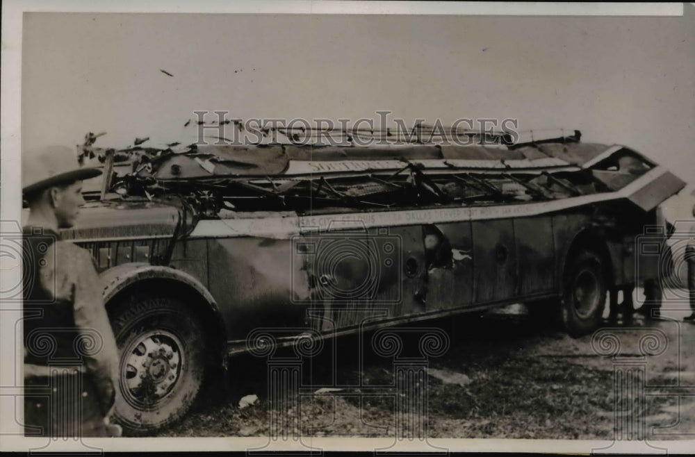 1938 Press Photo Wreckage of Heavy Bus That Hit Two Automobiles 13 Injured
