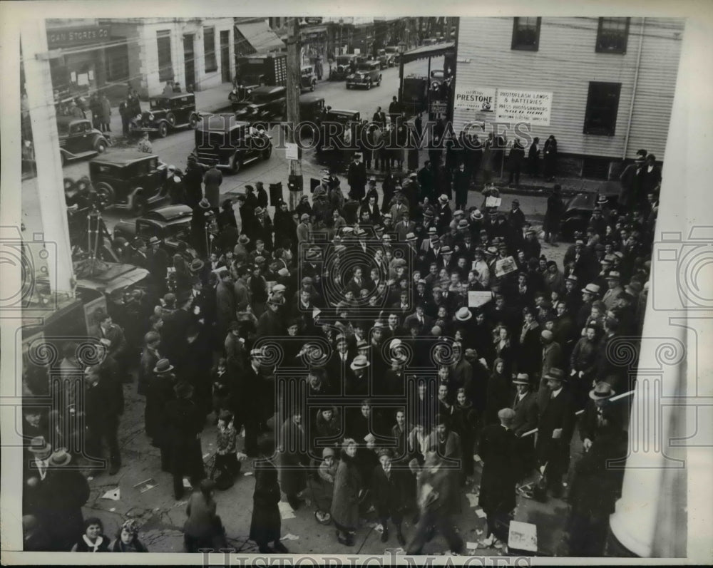 1935 Press Photo Crowd Gathers Outside Courthouse As Trial of Bruno Continues