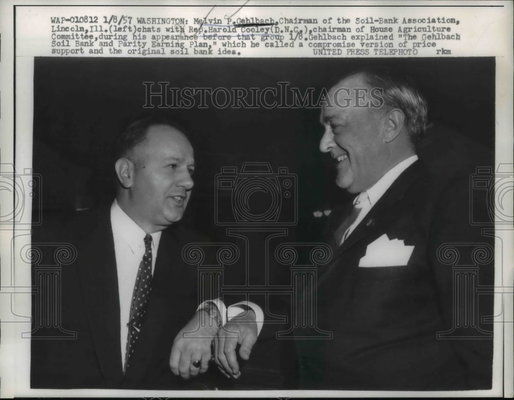 1957 Press Photo Melvin O,Gehbach of Soil Bank chats with Rep. Harold Cooley