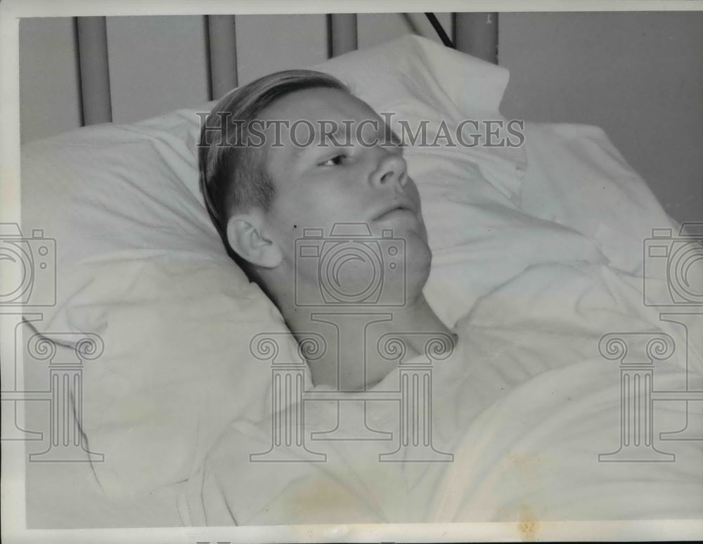 1939 Press Photo Walter Bud Lyons,Football Star shot in Girl's home - nef14609