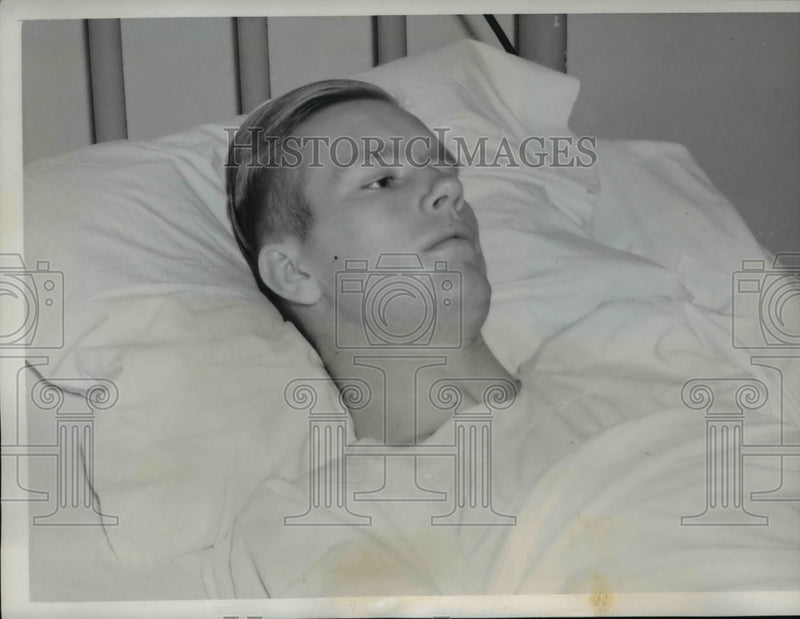 Load image into Gallery viewer, 1939 Press Photo Walter Bud Lyons,Football Star shot in Girl's home - nef14609
