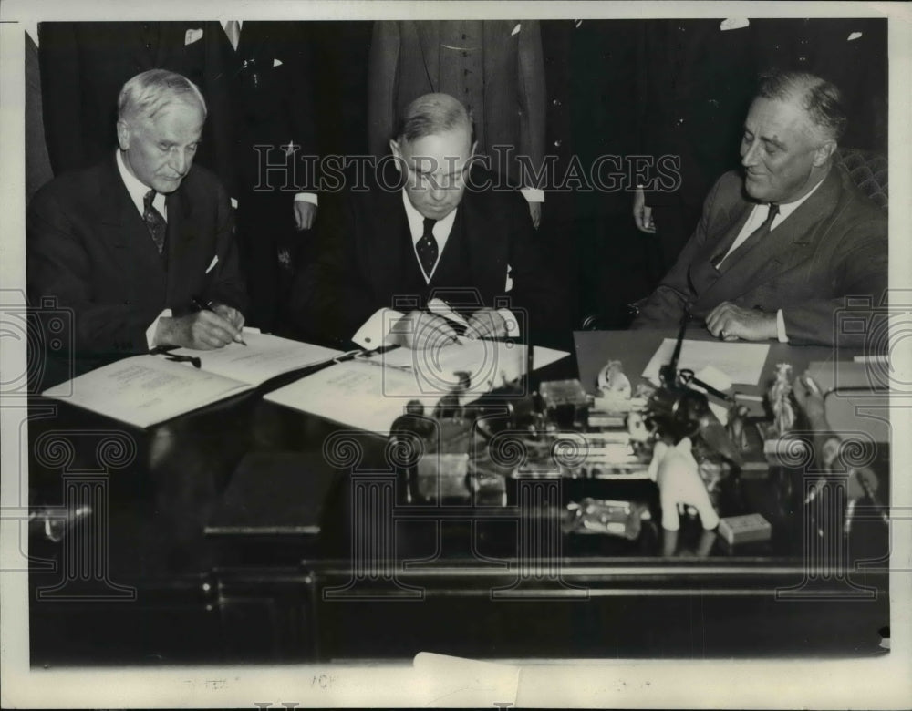 1935 Press Photo Pres.Roosevelt and cabinet signed American-Canadian Pact