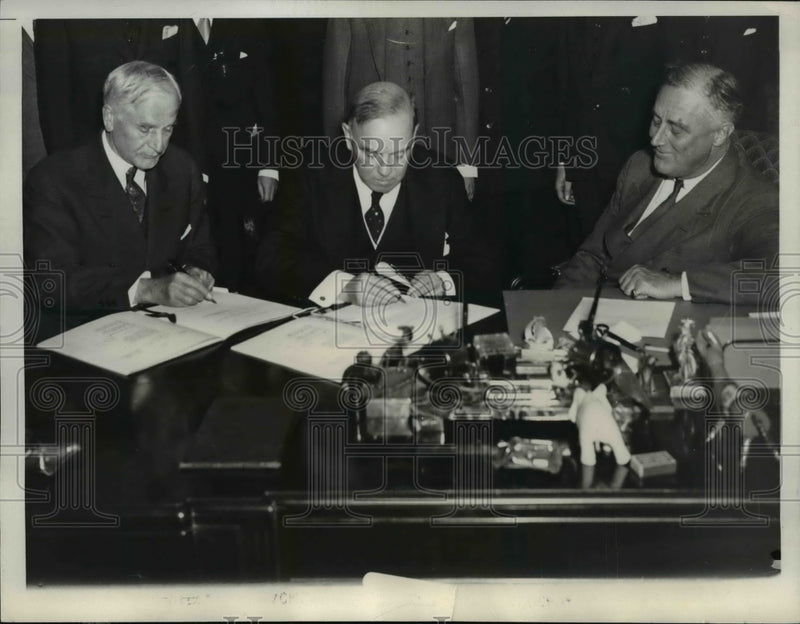 Load image into Gallery viewer, 1935 Press Photo Pres.Roosevelt and cabinet signed American-Canadian Pact
