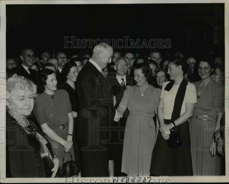 Load image into Gallery viewer, 1940 Press Photo Postmaster Farley Wishes Employees New Year's Greeting
