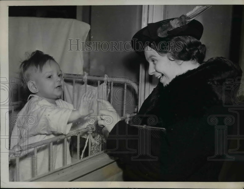 Load image into Gallery viewer, 1939 Press Photo Baby Boy Recovering From Pneumococic Meningitis - nef14689
