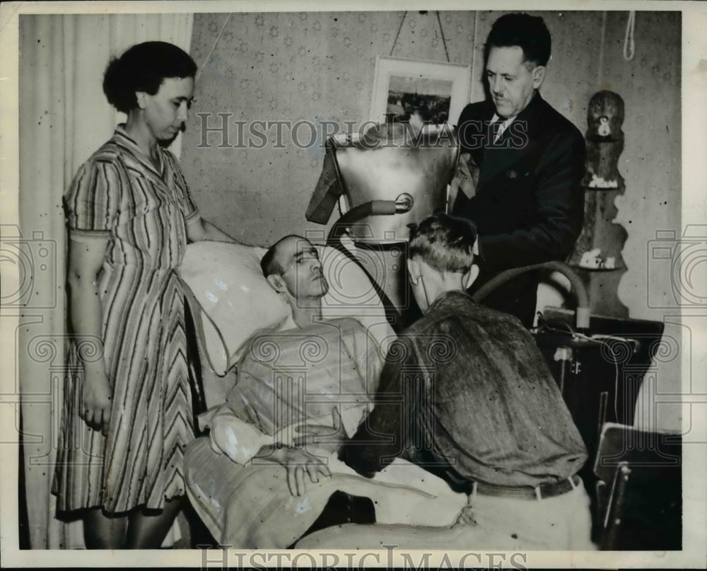 1952 Press Photo Artificial Respiration Equipment Keeps Man Alive For 5 Months