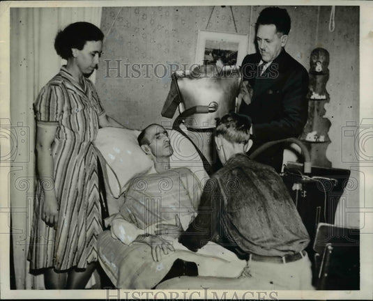 1952 Press Photo Artificial Respiration Equipment Keeps Man Alive For 5 Months