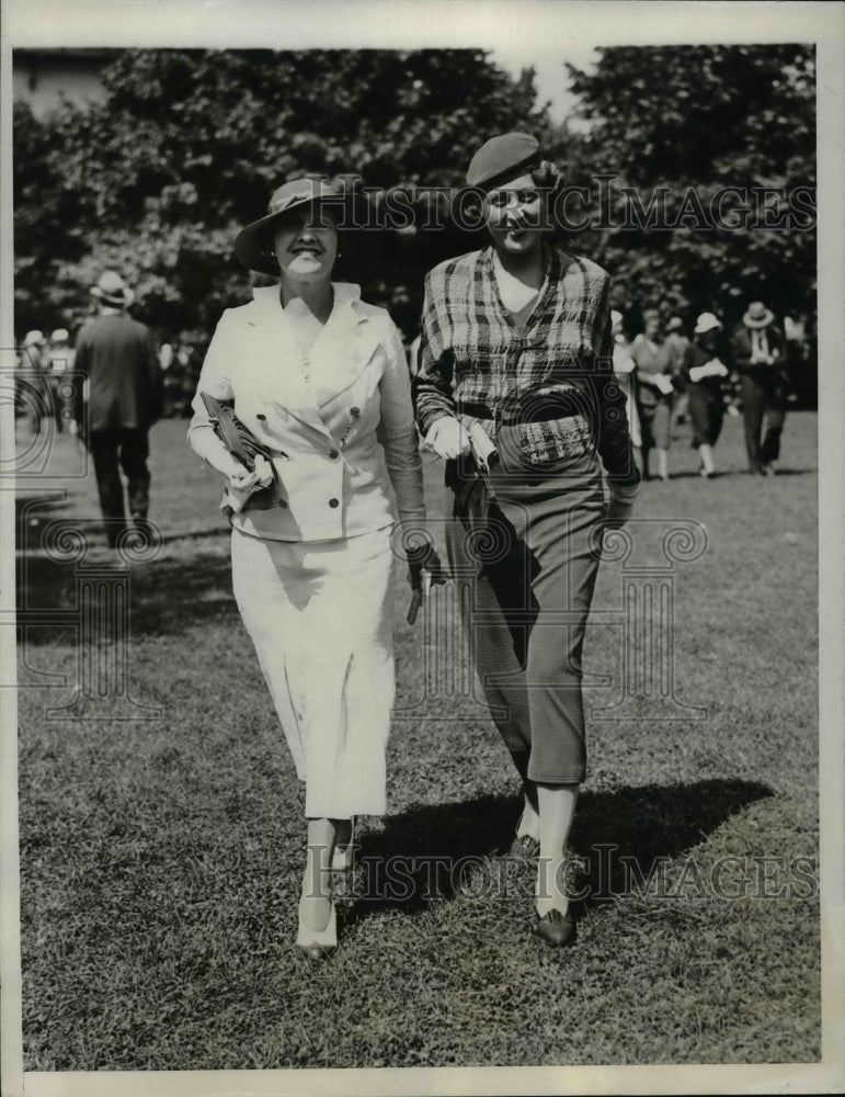 1933 Press Photo Mrs.Jane Johnson and Mrs.Raymond Allen at Belmont Park