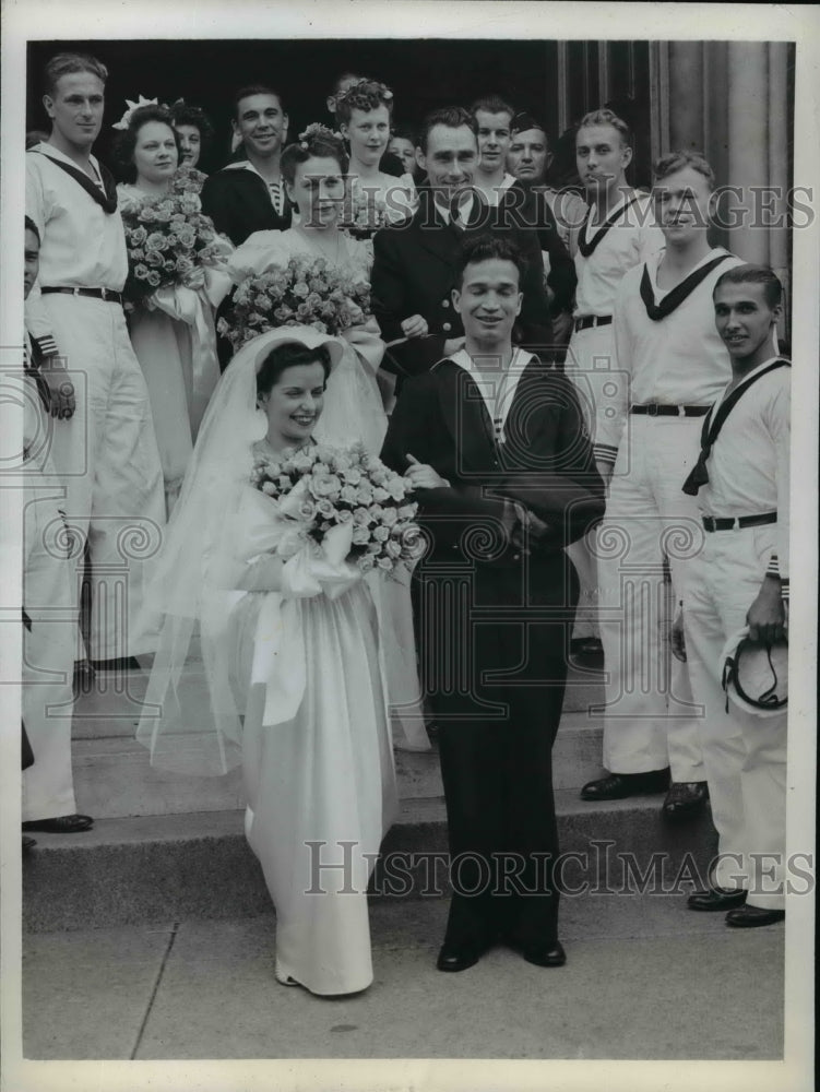 Load image into Gallery viewer, 1942 Press Photo U.S Girls married Dutch flyer three months after they met
