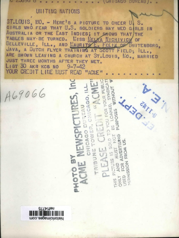 Load image into Gallery viewer, 1942 Press Photo U.S Girls married Dutch flyer three months after they met
