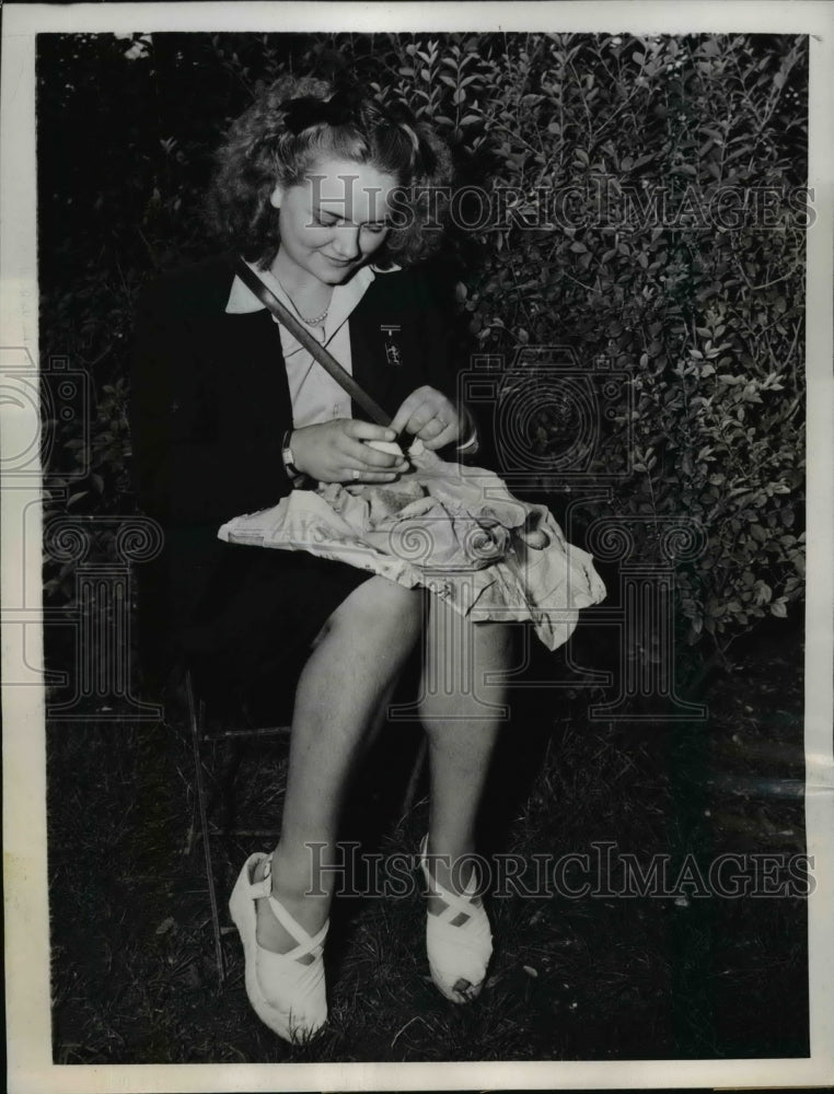 Load image into Gallery viewer, 1945 Press Photo Midinette seeks a secluded area in park to eat her lunch
