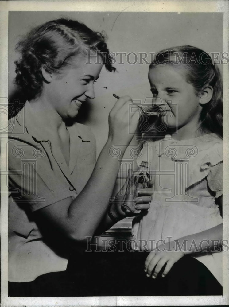 1943 Press Photo Child refusing to take castor oil - nef14785