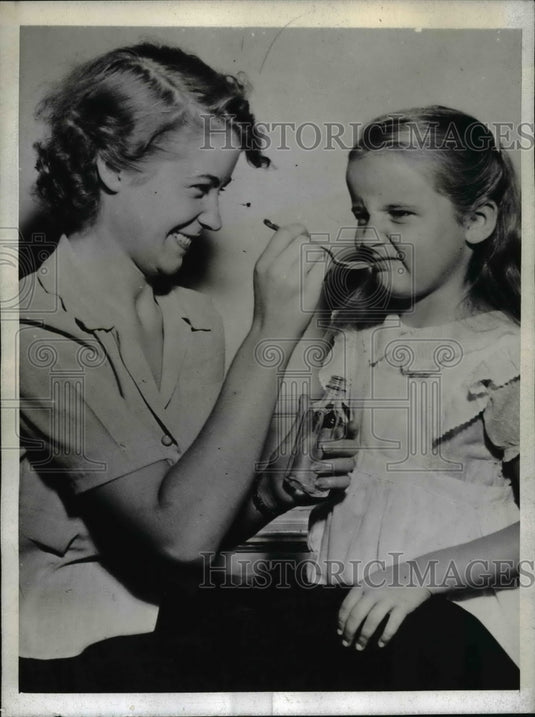 1943 Press Photo Child refusing to take castor oil - nef14785