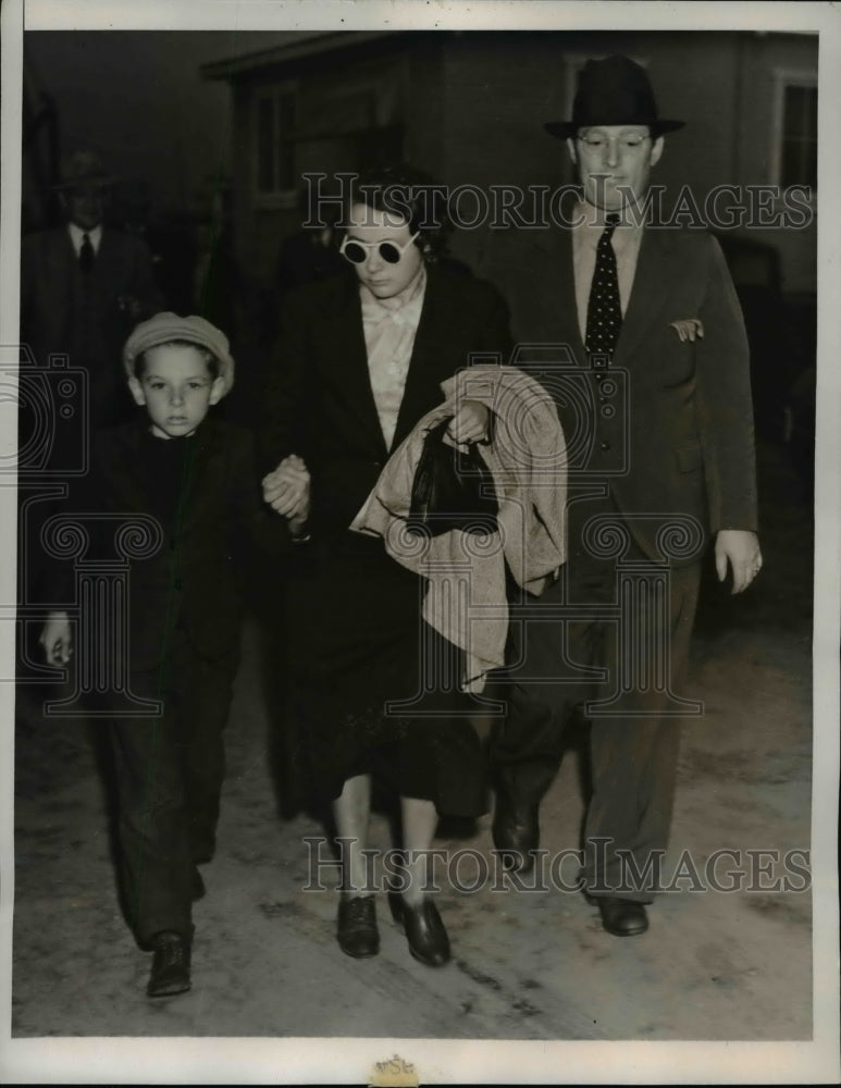 Load image into Gallery viewer, 1938 Press Photo Gertrude Turner, son Robert, accompanied to car after rescue
