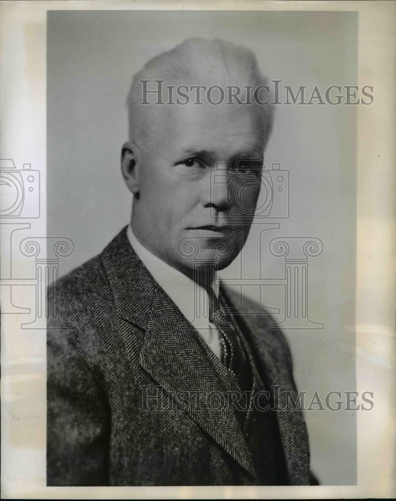 1944 Press Photo Former Book Critic and Wife Take Sabbatical Holiday - nef14824