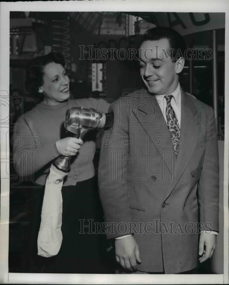 1950 Press Photo Vacuum Cleaner shown at Paris Annual Ideal Home Show