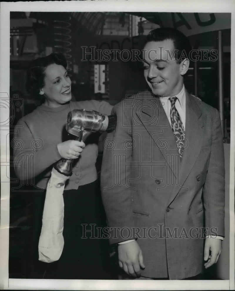Load image into Gallery viewer, 1950 Press Photo Vacuum Cleaner shown at Paris Annual Ideal Home Show

