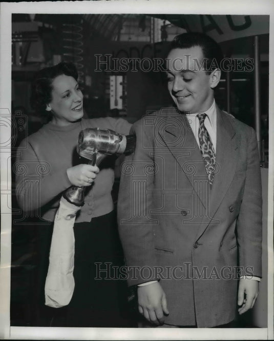 1950 Press Photo Vacuum Cleaner shown at Paris Annual Ideal Home Show