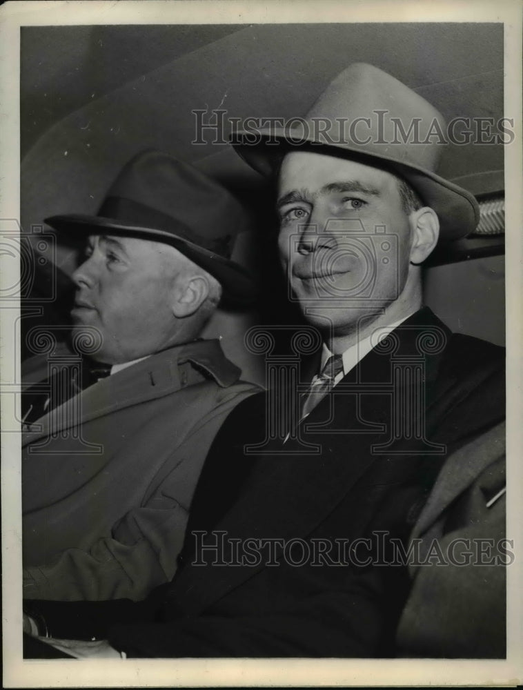 1945 Press Photo McMoningle being taken to San Jose by Sheriff Emig - nef14968